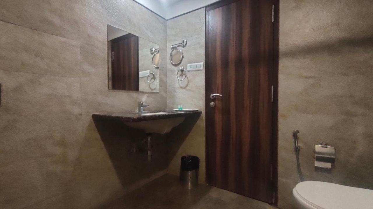 Hotel Sach Regency Ānand Eksteriør billede