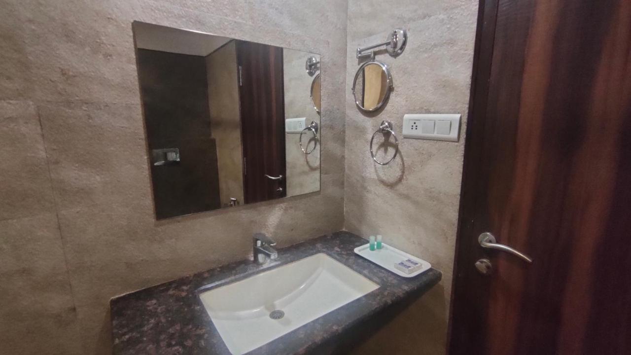 Hotel Sach Regency Ānand Eksteriør billede