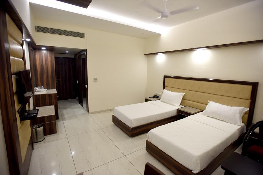 Hotel Sach Regency Ānand Eksteriør billede